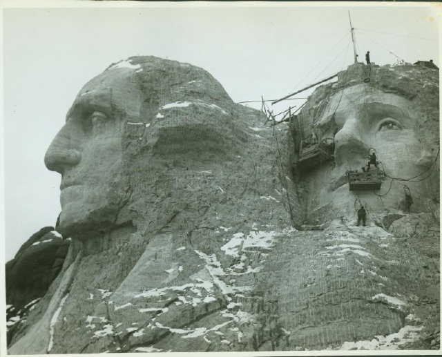 Mount-Rushmore/640x480_Mount_Rushmore construction 07.jpg